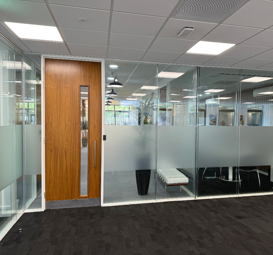 Glazed partition wall with entry door