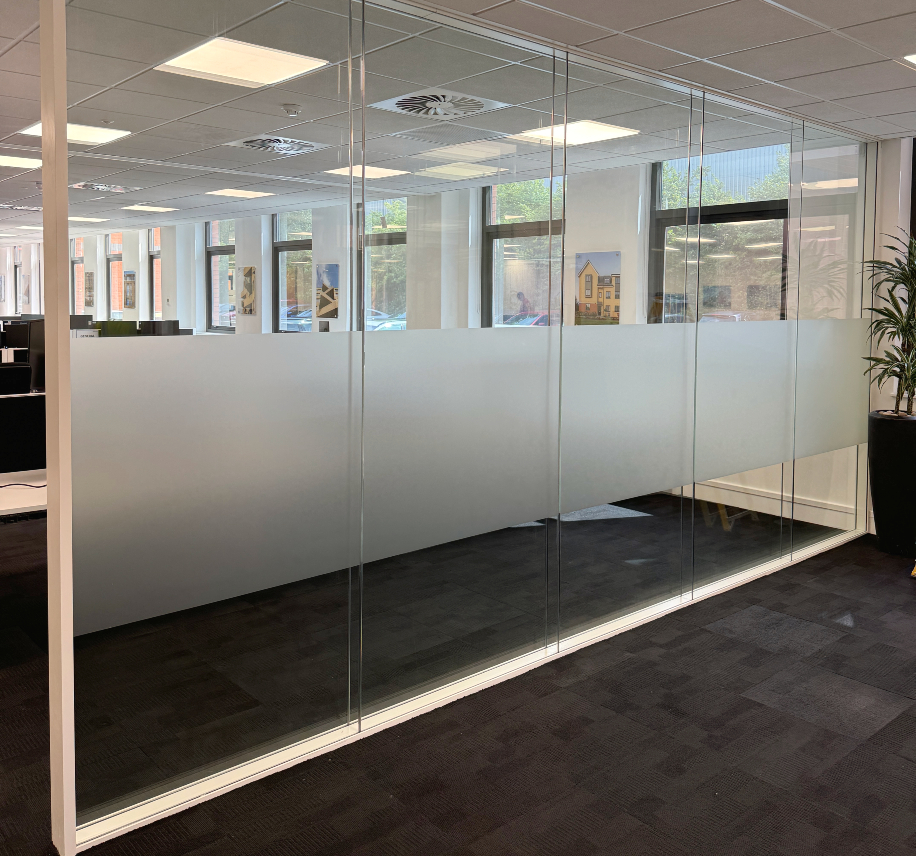 Glazed partition wall