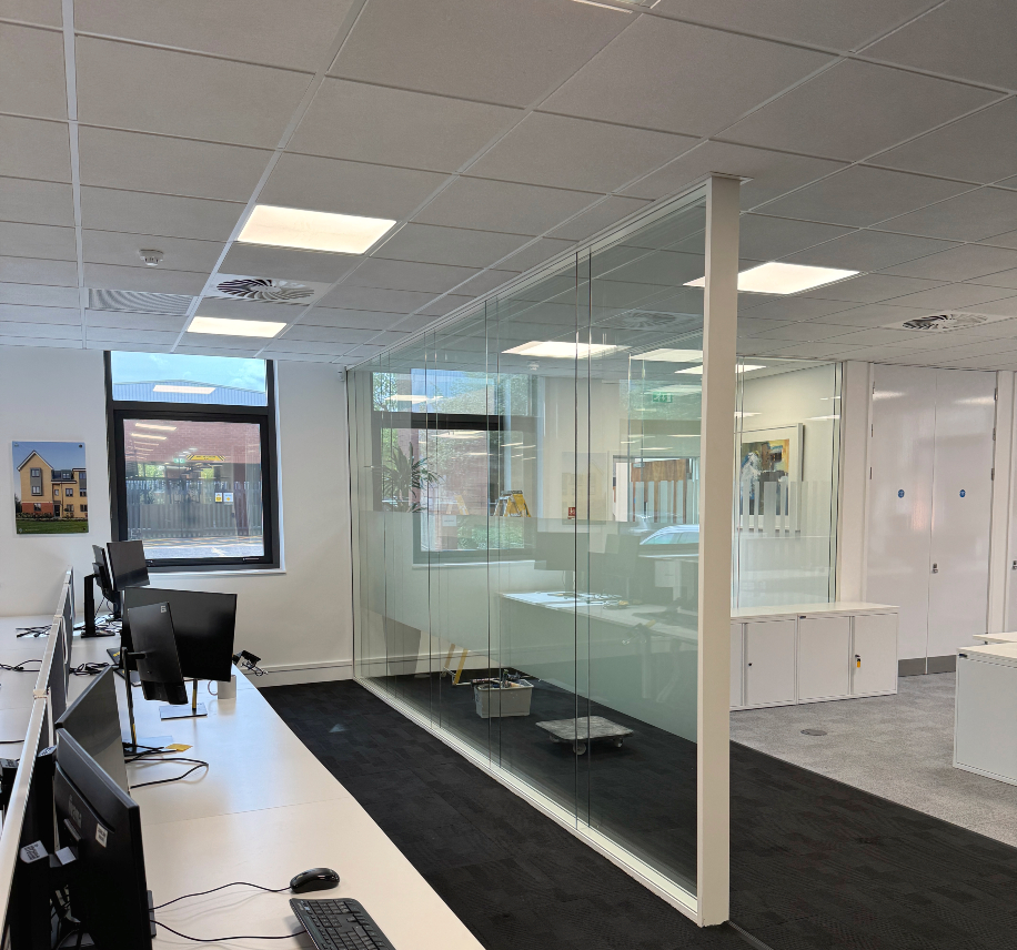 Glazed partition wall